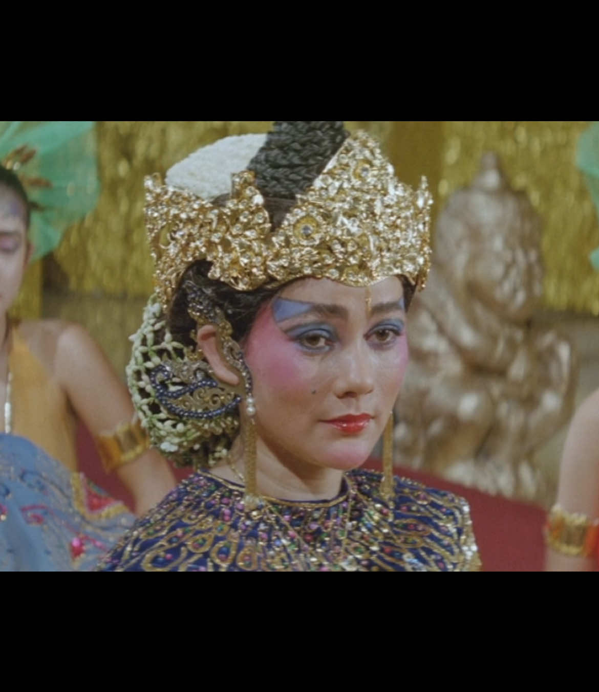 Petualangan Nyi Blorong (1986) Sutradara: Sisworo Gautama Putra Film ini dilarang diputar di bioskop kota Lampung karena mengandung sadisme dan pornografisme. Film ini juga dirilis di luar negeri khususnya USA, Jepang dan Korea, dengan judul Internasionalnya “The Hungry Snake Woman”. #Suzzanna #RatuHoror #PetualanganCintaNyiBlorong #Fyp #ForYouPage 