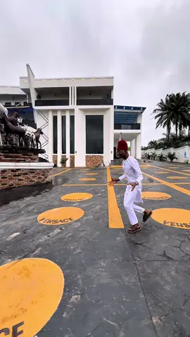 Billionaire Joe London villa in Abia state worth almost 2 Billion Naira and he built the villa on 20 plots of land in just 3 months. Damn 🥵 We go make am 🤩🤩 #fyp #mansion 