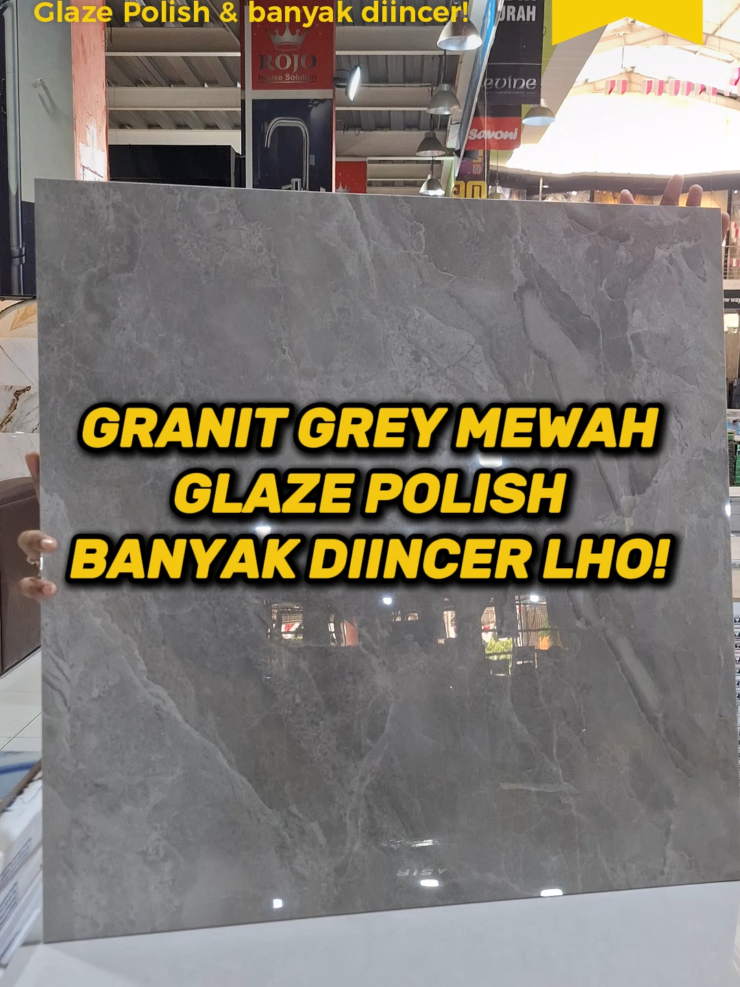 Granit grey mewah motif marmer ukuran 60x60, cocok banget dipakai untuk kamar, ruang tamu, dapur, bahkan teras. Karena finish-nya glaze polish jadi tidak direkomendasikan untuk area yang sering terkena air seperti kamar mandi basah ya Sobat Rojo. Yuk dapatkan granitnya hanya di Rojo House Solution sekarang juga🤩🙌 . #rojohousesolution #rojolebihmurah #solsusihuniananda #rojolebihlengkap #granit #granittile #marmer #granitmotif #glasspolish #bestseller #luxury #mewah #rumahmewah #granitmewah #grey #interior #interiordesign #rumahmewah #rumahartis #rumahsultan #surakarta #karanganyar24jam #sragen #madura #jepang #korea #taiwan #hongkong #saudiarabia