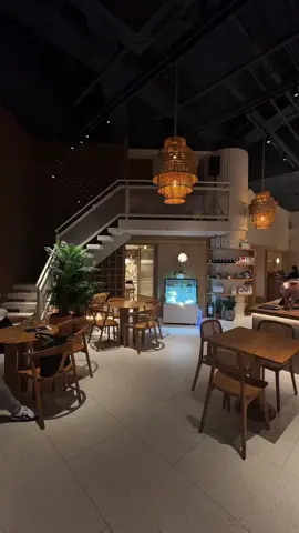 POV: You just found your new favorite date spot in Makati ✨ From the warm, earthy interiors to the beautifully plated dishes…this cafe is a vibe. ✨ Must-try highlights: – Chicken Pesto Pasta – Steak Rice Bowl – Salmon Egg Benedict – Matcha Berry & Nutella Sea Salt Latte – Matcha Tiramisu & Basque Cheesecake PS: There’s a bar upstairs if you’re staying for cocktails 🥂 Perfect for slow mornings, cozy afternoons, and golden hour dates. 📍SPOTTED PIG The Proscenium, Rockwell, Makati Tag your coffee date 🍰👇 #CafeDateSpot #SpottedPigMakati #CafeGirlsPH #MakatiCafes #FoodiePH #Matcha #CafeExplorers #cafe #latte #Foodie #makati #fyp #viral