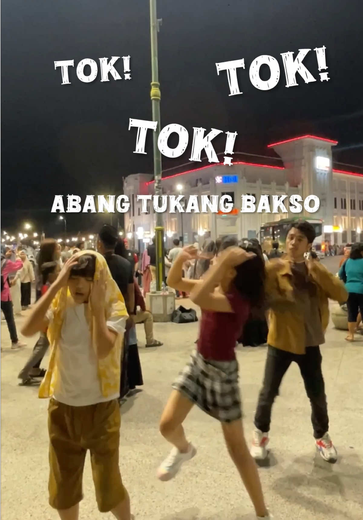 Nyanyi dan Koreo di Malioboro yang lagi rame banget? Siapa takut! Abang Tukang Bakso bareng @Jo_altan @qeyrra santino  #abangtukangbakso #malioboro #malioborojogja #publicdance #danceinpublic 