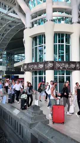 kedatangan internasional selalu rame #bandara #ngurahraiinternationalairport #bali 