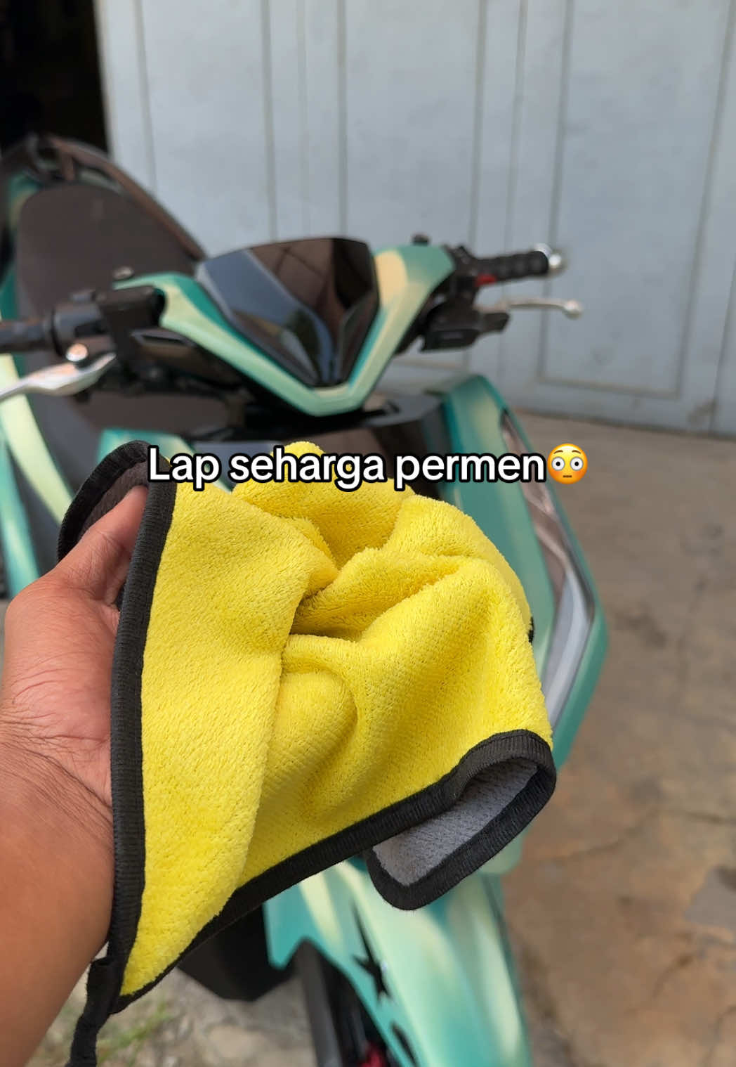 Tentang produk ini Kain Lap Microfiber Super Tebal &Halus BARANG READY Paket di packing dengan RAPI dan AMAN! Ukuran : 30x30cm Type : 2 sisi (Bulu Halus) Warna : Yellow + Gray Kelebihan Produk : 1). Penampilan Cantik dan sempurna kain dengan dua s isi untuk interior dan exterior 2). Super penyerap air daripada bahan lainnya 3). Jauh lebih tahan lama 4). mudah dibersihkan dan cepat kering. 5). Lebih bersih dalam menghilangkan debu 6). Lembut dan ramah lingkungan #lapmicrofiber #lapmicrofibermurah #lapmicrofiberserbaguna #lapmotor #lapmobil #vario #fyp #varanxproject 