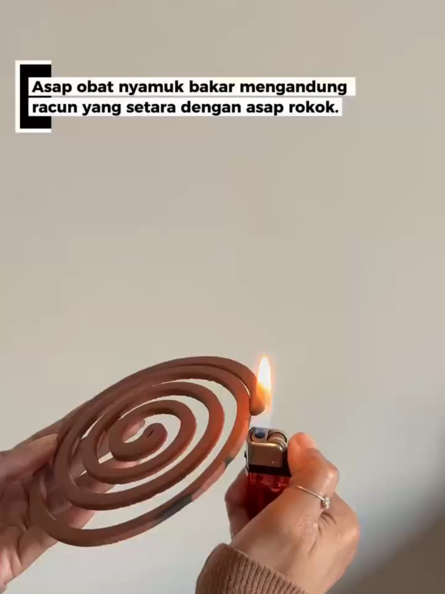 Tau gak, ada yang lebih berbahaya daripada asap rokok loh guys. Yap, itu adalah asap obat nyamuk bakar yang kalau kehirup sama aja kayak kita merokok sebanyak 70 batang ih serem ya? Daripada wafat pelan-pelan karena obat nyamuk bakar mending pakai raket nyamuk yang gak mengeluarkan asap sama sekali, tanpa bahan kimia dan pastinya aman dong untuk anak-anak. Kalau kamu tertarik cek detail produknya di keranjang bawah ini ya! #obatnyamuk #obatnyamukbakar #raketnyamuk #raketnyamukviral #perangkapnyamuk 