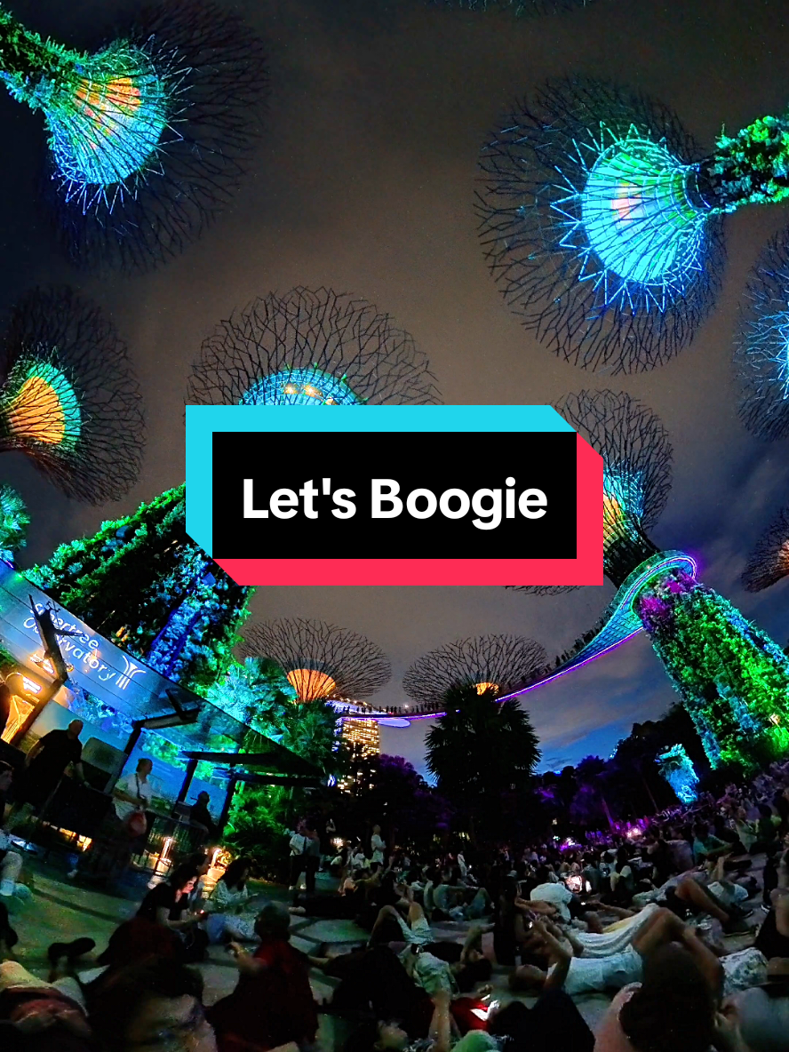 🌟 Watch Singapore’s iconic Supertrees come alive in a magical symphony of lights & music! ✨ A must-see night spectacle at Gardens by the Bay! 🎶🌳 @gardensbythebay  #SupertreeGrove #GardenRhapsody #SingaporeNightLife #TravelGoals #MagicalMoments  #FYP 