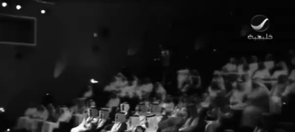 لا هوى قبلك ولا أمل بعدك لا سما إلا عيونك ولا ثرى إلا في وعدك انتي كل الناس وحدك من ملك ضحكة عيونك وابتسام الفجر فيها ما بقى في الدنيا ناس ولا بقى أرضٍ يبيها إنتي يا عمري الليالي كلها قربك وبعدك وإنتي كل الناس وحدك أنا أحبك والله شاهد روحي من غيرك تضيع وإن حكى في حبي واحد أتركيه إنتي الجميع .. #بدر_بن_عبدالمسحن#like#explor 