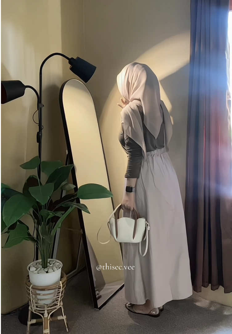 Cakep bgt roknya, karet dipinggang juga ga yg bikin sakit 😍 #rok #rokwanita #rokwanitakekinian #rokjumbo #rokjumbowanita #rokmurah #outfitsimple #ootdhijab #ootdhijabstyle #outfitideas #fyp 