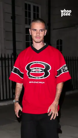 Certo, quando hai come genitori David e Victoria Beckham, la base è già di per sé molto buona, lo sappiamo. Ma bisogna anche saper portare avanti quella legacy. Possiamo dire che Romeo Beckham è sulla buona strada? Il 22enne è stato immortalato a Londra, sempre con il suo stile personale che coniuga due passioni caratteristiche della sua personalità, ma anche della sua famiglia: lo sport e la moda. Nel suo recente passato c’è una breve esperienza da calciatore, mentre ora è nel pieno della sua nuova carriera da modello - suscitando anche i complimenti del papà David per le sue recenti campagne. Eccolo con una football t-shirt oversize di Balenciaga, baggy pants neri e anfibi Timberland. Ma il pezzo forte è al suo polso: un Rolex Cosmograph Daytona, a completare un look sporty ma sicuramente d’impatto. Vi piace? #whoopsee #davidbeckham 