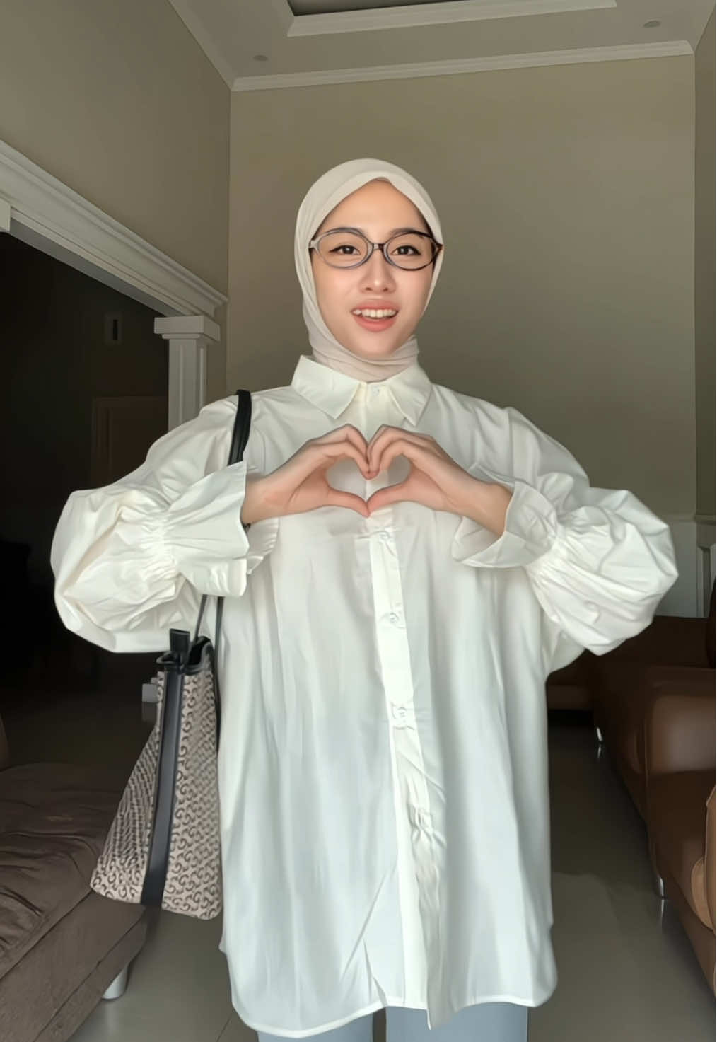 Yang warna putih wajib ada dilemari kamu 👀💖 #outfitideas #outfitinspo #fitcheck #oversizedshirt #kemejaoversize #kemejawanita 