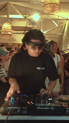 Do NOT play this track if you don’t want them to dance 🫣 @elsewhere.social @saltycoconut.ph  #dj #party #coffeeparty #elsewheresocial #fyp 