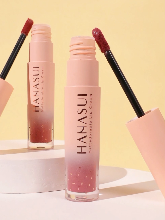 Lip Cream 2in1 yang ringan, lembap, dan tahan lama! 😍💄 Velvet matte finish nya Hanasui Mattedorable Lip Cream tuh beneran bikin fall in love at first swipe! 💋  packaging nya simpel dan gemes, teksturnya creamy tapi super ringan, sekali apply langsung cover warna bibir dan tetap moist karena ada Olive Oil & Vitamin E 🫒💧  shade nya juga banyak ada 16 pilihan warna dari nude sampai bold look! 🌷 formulanya comfy banget buat daily use, buildable, ga cracking, dan bisa multitasking juga buat blush on! 🌸 #hanasui #hanasuilipcream #hanasuimattedorablelipcream #lipcream #lippies #videography #productshoot #beautyshoot #beautycreator #ugc #ugccreator #ugccontentcreator #foryou #girl 