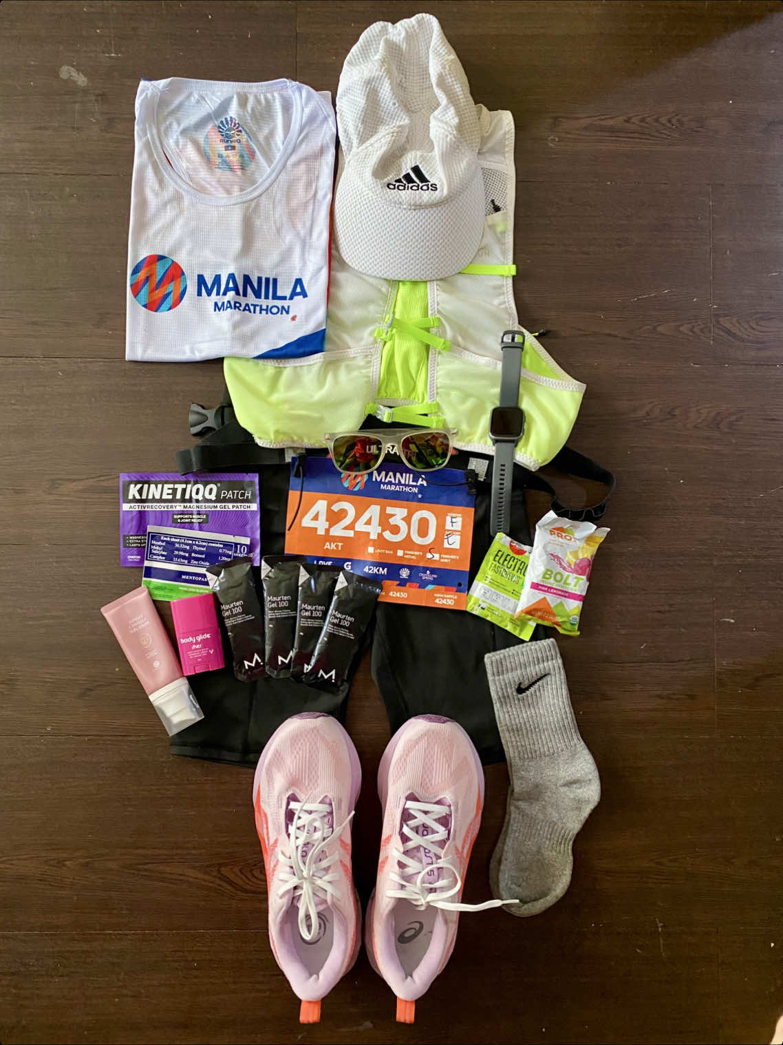 Flatlay first, run later💪🏻 Safe race, MANILA MARATHON runners! #marathon #raceday #runner #marathonrunner #runningera 
