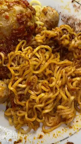 Mukbang mie sedap dengan cimood mozarella #asmreating #mukbang #mie #baksokeju 
