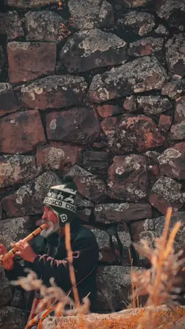 🎶 En las alturas de Pisac, no solo suena el viento… también canta el alma. Este abuelito no necesita escenario, su quena basta para contar historias que no caben en libros. Así suena el corazón de los Andes. 📍#Pisac – Valle Sagrado 🧓🏽 Músico del alma 🎥 @SupayMaqta, un nativo cusqueño que camina con la historia. #CuscoMagiaPura #SonidosAndinos #QuenaDelAlma #ViajaConSupay #PeruProfundo #AndesEternos #TravelTok #tiktokperu 
