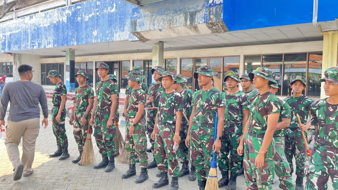 🛠️ *Karya Bakti Yonif TP 837/KT di Sekitar Pelabuhan Kamal* Kamis, 07 Agustus 2025 — Prajurit Yonif 837/Ksatria Trunojoyo melaksanakan kegiatan karya bakti bersama anggota Koramil, Lanal dan Polairut beserta masyarakat di Pelabuhan Kamal.  Dalam kegiatan Karya Bakti ini dipimpin oleh Danlamal yang diwakili Palaksa, dalam sambutannya melalui kegiatan bersih-bersih ini kita dapat memperoleh manfaat yang maksimal dan memberikan dampak bagi seluruh masyarakat kamal, Kegiatan ini merupakan wujud nyata kemanunggalan TNI-polri dan rakyat dalam menjaga kebersihan lingkungan serta mempererat hubungan sosial di wilayah binaan. Kebersamaan yang terjalin menunjukkan semangat gotong royong dan kepedulian terhadap lingkungan sebagai bagian dari pengabdian tanpa batas. #Yonif837 #KsatriaTrunojoyo #KaryaBakti #TNIAD #TNIManunggalRakyat #DesaKamal