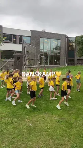 Danskamp afsluiten in stijl doen we zo! @Camille 💛  groep 1 van juf @lynn_manssens en juf Lina geeft het beste van zichzelf op Oostende van Camille!  #camille #wrdp #oostende #dance #danceplanet 