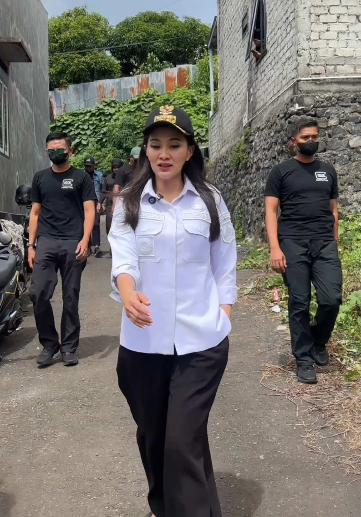 Selamat hari lahir sayang @Benny Laos .. Ku lanjutkan mimpimu 🩵🩵 Bagusin dapur dan rumah2 kesayanganmu ..  Masih ada 50.000 Rumah belum layak Huni perlu di renov di Malut .. Semesta akan mengirim orang2 baik dan anggaran membantuku ..  Jangan Khawatir papi .. banyak yang sayang ama Mami, Koko edbert , cc lyn dan edrick .. semua karna investasi kebaikan papi di dunia 🩵 Hi Tuhan .. jaga suamiku ..  Kangennn en  Love u papi  #malukuutara #gubsherly #sherlylaos #rtlh 