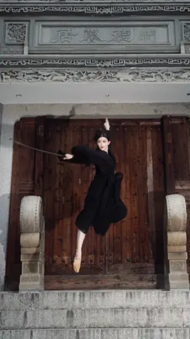 杨柳添新绿，雨恰同风寂。 Willows gain fresh green, as rain meets the silent breeze.  #中国舞 #剑舞 #古风 #变装 #ChineseDance #SwordDance #OrientalVibes #CostumeChange