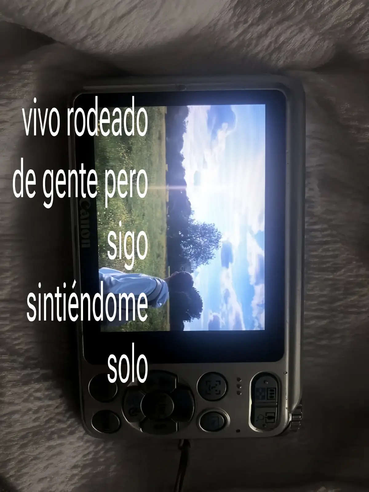 A pesar de la gente que me rodea, mi mente y mi alma caminan solas, atrapadas en un silencio que no puedo compartir. #fypp #core #texto #video 