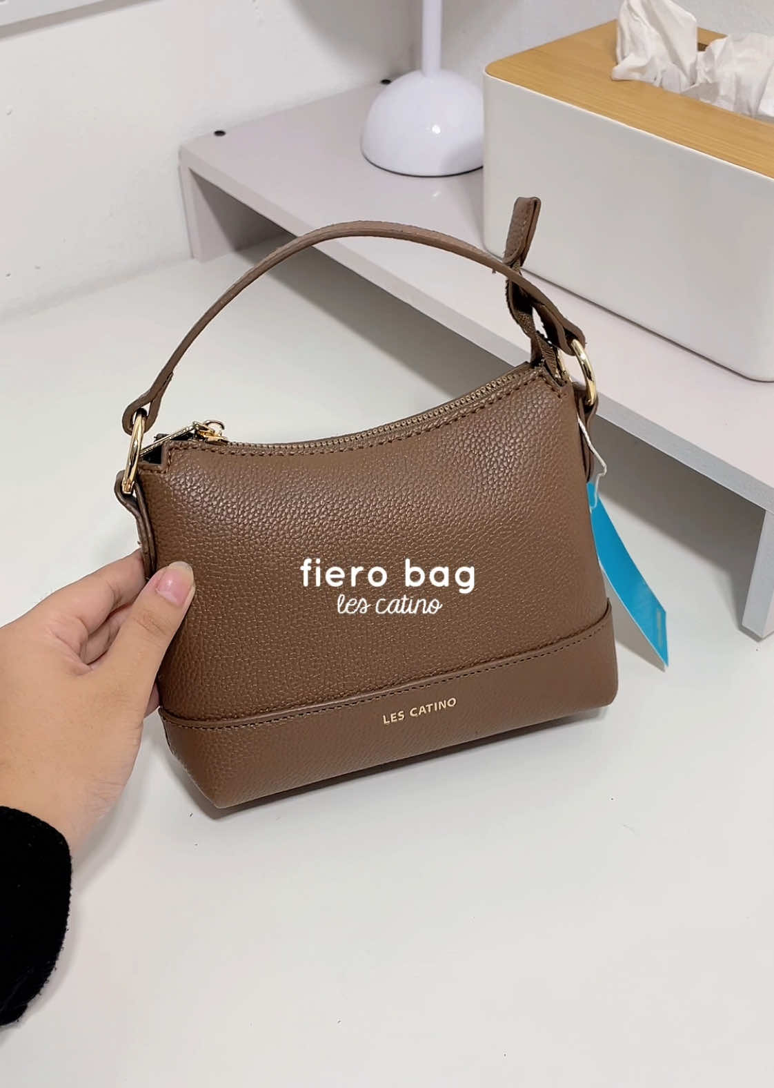 ga heran fiero bag selaris ituu👀 designnya yg simple dan ukuran pas tapi muat banyak, pasti kepake banget sih🫰🏻🫶🏻 #lescatino #fierobag #taswanita #tasselempang #tasjinjing 