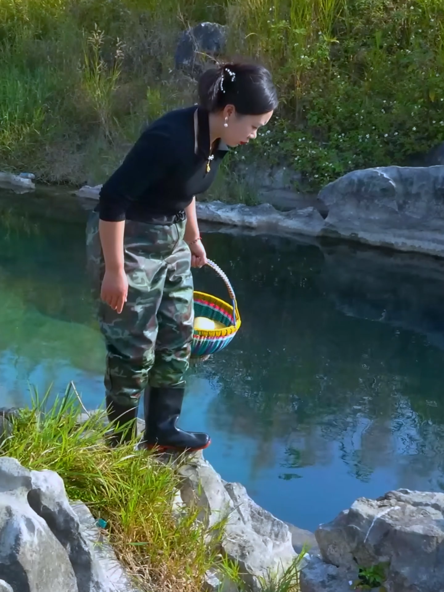 😱🎁 In the deep pool, a golden giant clam hides stunning purple pearls — so beautiful and charming! #GoldenClam #PurplePearls #NatureTreasure #UnderwaterDiscovery #RarePearls #OceanGems #ViralFind