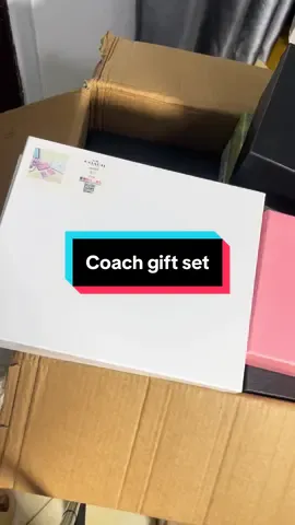 Coach gift set. #newarrivals🛍 #kumasibagvendor #bagsellerinkumasi #bag_a_bag #coachgiftset 