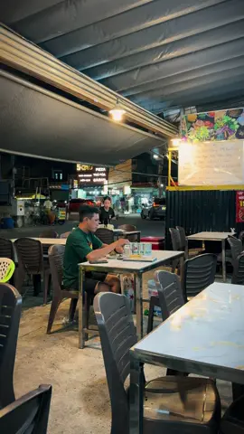 Vô tình gặp a này 1 mình làm 20 lon , ko biết ảnh buồn hay ảnh thèm nữa 