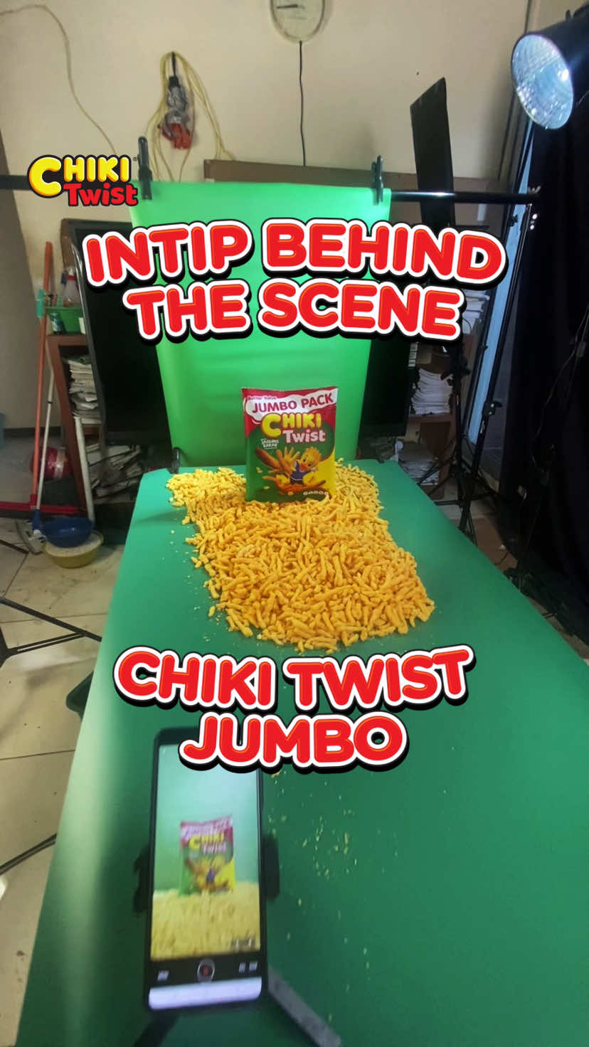 BTS seru + hasil EPIC dari Kak @alifprst untuk Chiki Twist Jagung Bakar JUMBO Pack 🤩🌽🔥 Gurihnya Jagung Bakar-nya nagih… sampai pas syuting pun nggak tahan comot terus! 🎥 #ChikiTwistJumboPack