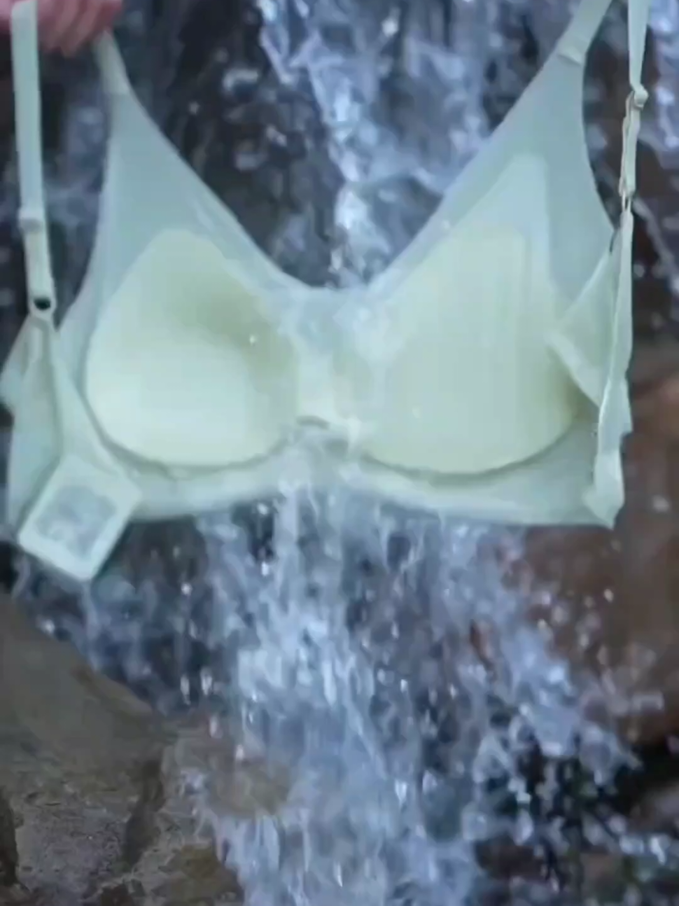 Bra tanpa kawat ini bisa menyatukan dan merapatkan boba kalian dan tentunya nyaman digunakan juga loh #brawanita #braseamles #bratanpakawat #bh #bra 