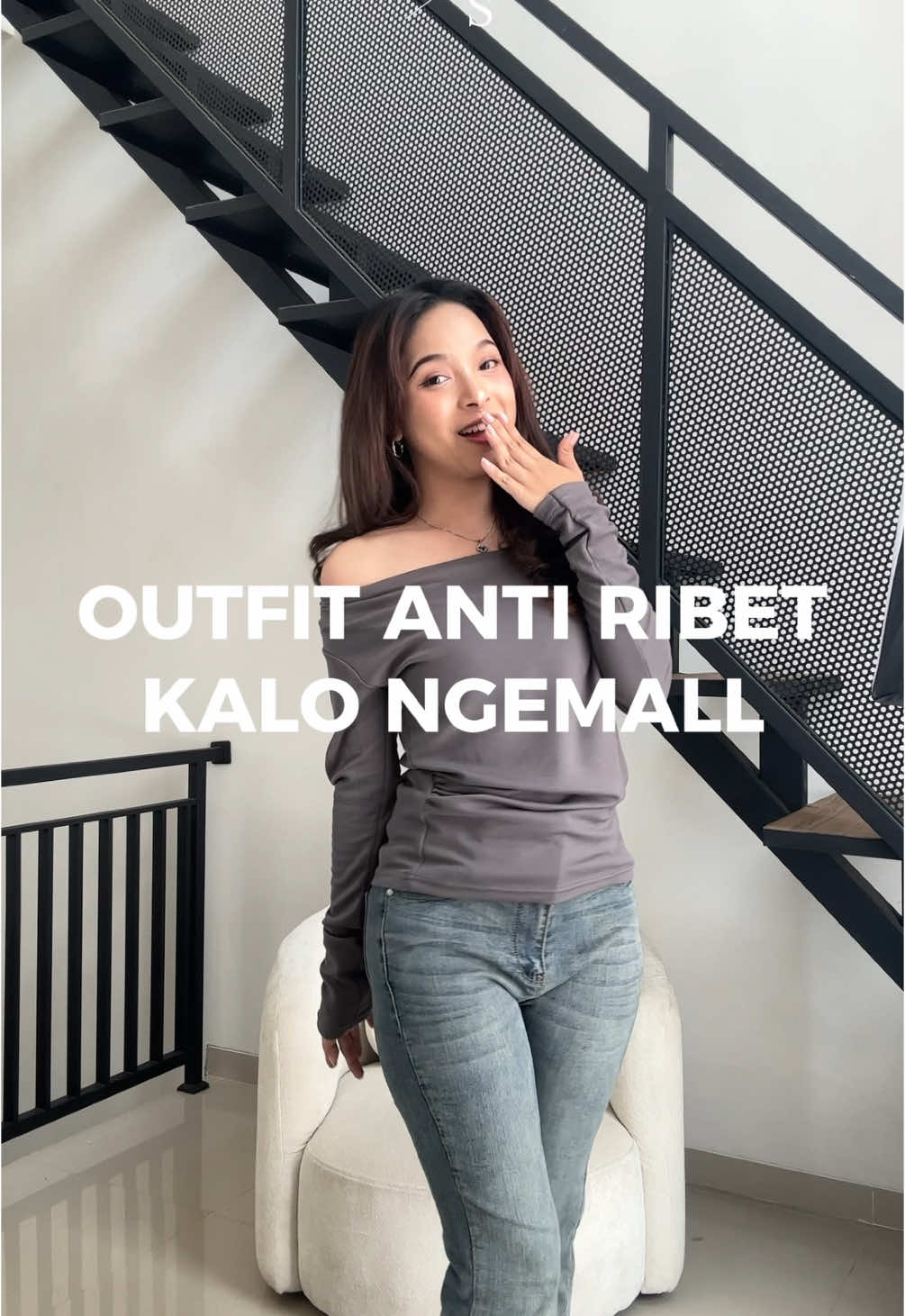 Siapa nih yang kalo ngemall sukanya pake outfit yang gamau ribet? Kita punya Aluna Top yang satset tapi looksnya elegant😍✨ #atasanwanita #knitwear #outfitideas 