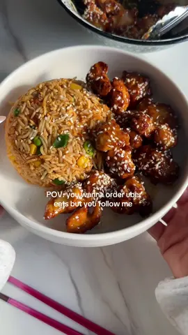Fakeaway Fridays ep 9: Honey Chicken & Fried Rice <3 Recipe (serves 2): Chicken: - 300g chicken tenderloins or breast  - 1/2 tsp crushed chilli - 1/2 tsp garlic paste - 1/2 tsp low sodium soy sauce - 1/2 tsp rice wine vinegar (sub for white vinegar or lemon juice) - 20g cornstarch + 1 tsp baking powder - onion powder to taste - oil spray for airfrying Honey Sauce: - 1 tsp sesame oil - 1/2 tsp garlic paste  - 30g honey (about 1.5 tbsp) - 1 tbsp sugar free maple syrup  - 1 tsp soy sauce - 1 tbsp white vinegar - 2 tbsp water + 1 tsp corn starch Fried Rice: - 1/2 tsp sesame oil - 1 tsp garlic paste - 1/2 tsp chilli paste - 150g frozen veggies (peas, carrot and corn mix) - 1 egg - 250g cooked rice (2x rice cups) - 1/2 tbsp low sodium soy - 1 tsp sweetener (I use natvia) - sriracha to taste (optional) - Green onion & sesame seeds for topping 1. Dice the chicken into bite-sized pieces and add to a bowl. Season with garlic paste, crushed chilli, soy sauce, vinegar, and onion powder. 2. Add cornstarch and baking powder. Mix well until chicken is fully coated. 3. Lightly spray with oil and air fry at 200°C for 10–13 minutes, shaking halfway until golden and crisp. 4. In a small non-stick pan, heat sesame oil and garlic paste over low heat. Stir in the honey, sugar-free maple syrup, soy sauce, and vinegar. 5. In a small bowl, mix water and cornstarch until smooth, then pour into the sauce. Stir and simmer for 1–2 minutes until thick and glossy. 6. Once the chicken is cooked, toss it through the honey sauce until fully coated and sticky. Top with sesame seeds. 7. In a large pan or wok, heat sesame oil with garlic and chilli paste. Add the frozen veg and sauté for 2–3 minutes. 8. Push veggies to the side, crack in the egg, scramble it, then mix through. 9. Add cooked rice, soy sauce, sweetener, and sriracha (if using). Stir-fry everything until well combined and heated through. Sprinkle with green onion Macros per serve (2): Calories: 565 Protein: 39g Carbs: 74g Fat: 10g