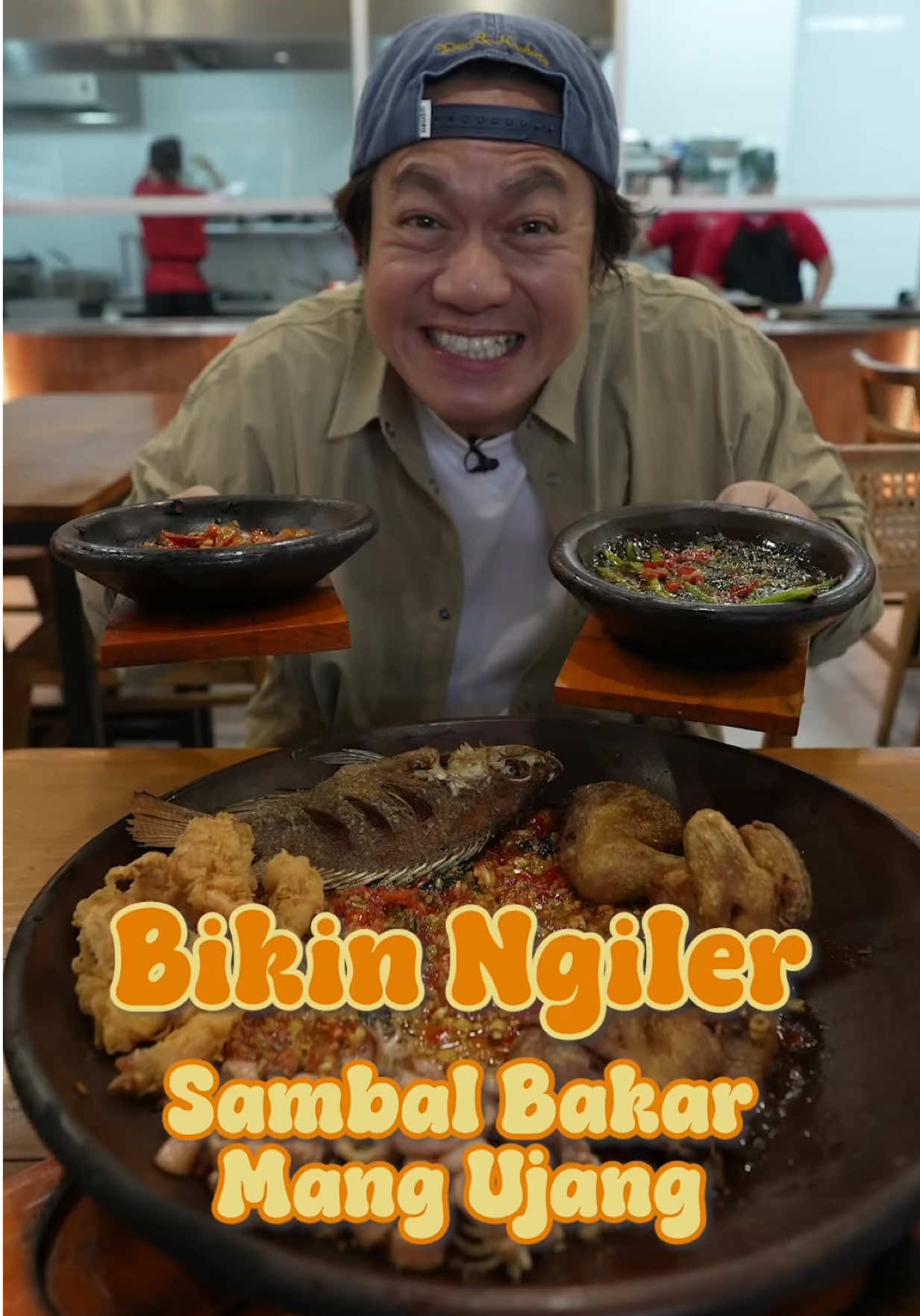 #BikinNgiler Sambal Bakar Mang Ujang! Gw tuh suka banget sama sambal bakar, nah kemaren ada yang bilang ini tuh sambal bakar pertama di Indonesia… bener ga sih?  Karena pensaran gw langsung pesen paket Mukbang … dan rasanya KENYANG benerrrrr 📍  Sambal Bakar Mang Ujang  Jl Soekarno - Hatta, Bandung. #bikinngiler #kuliner #BikinNgilerBandung 