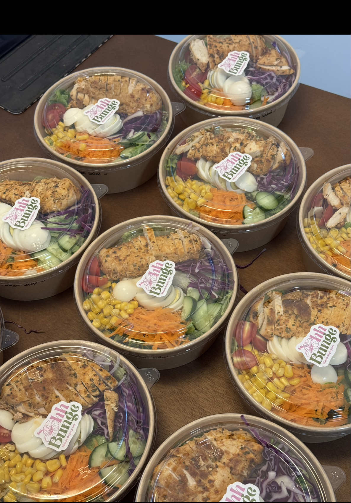 Harini cust kita request suruh hantar salad bowl untuk ‘makan-makan’ pagi dkt office so mmg sesuai sangat sbb kenyang 😍 Btw if korang nak order mcmni jugak yg lebih dari 5 bowl boleh wasabi kita beberapa hari sebelum tau. Just incase takut dah full 🥰 @Ohh Bunge  #fyppppppppppppppppppppppp #fyp #menusihat #chickengrillsalad #tipsdiet #saladbowl #menudiet #chickensalad 