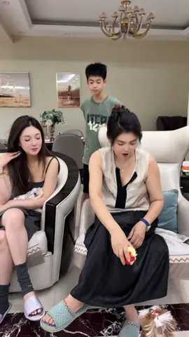 Sister: “This trick works so well!” 🤣 Mom: “You two siblings are teaming up — I really can’t handle you!” 😂#family #funny #sisterandbrother 