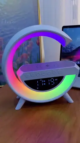 🔊✨ Caixa de Som 3 em 1: som potente, relógio digital e LED personalizável! Transforme seu ambiente com estilo, música e praticidade. Controle as cores direto do celular, acorde com luz suave e ainda carregue seu celular por indução! 🕛📱💡 Por apenas R$63,99 LINK NA BIO!! #acheinashopee #promocao #achadinhos #som #relogio 