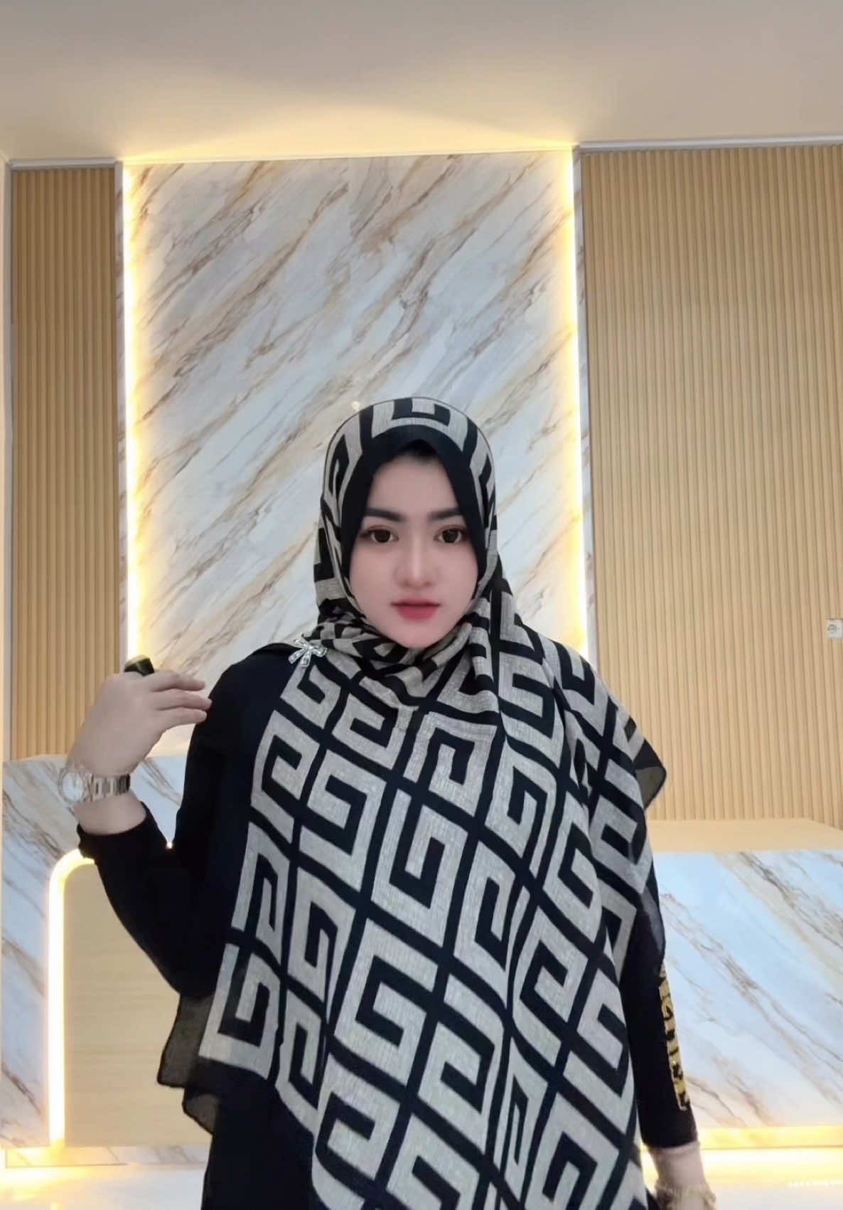 Hijab pashmina pertama yg bisa di Style ala” Khimar Syar’i A•R Style by ARUM_COLLECTION ☎️ 087854000046#arumcollectionsumenep #Butikmuslimahsumenep #fypシ゚viral🖤tiktok 