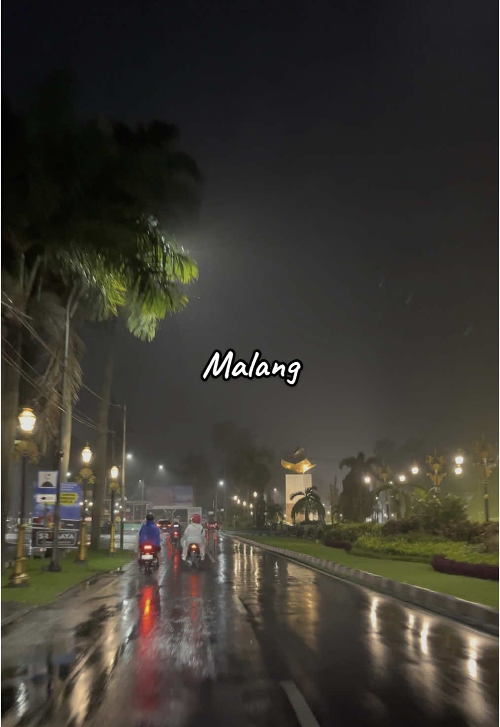 Malang, hujan, dan penjaga hati🍂 #malang #malangvibes #idjenboulevard #malang24jam