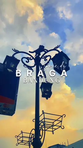 Braga emang sengangenin itu😭🥹 Kapan ya ke sini lagi??!! Hehee.. Apalagi vibes sore nya tuhh senduu banget,,, sunsetnya beuh jangan ditanya… jossss😇😁😉 📍Braga Citywalk, Bandung #bandung #jawabarat #braga #sore #sunset 