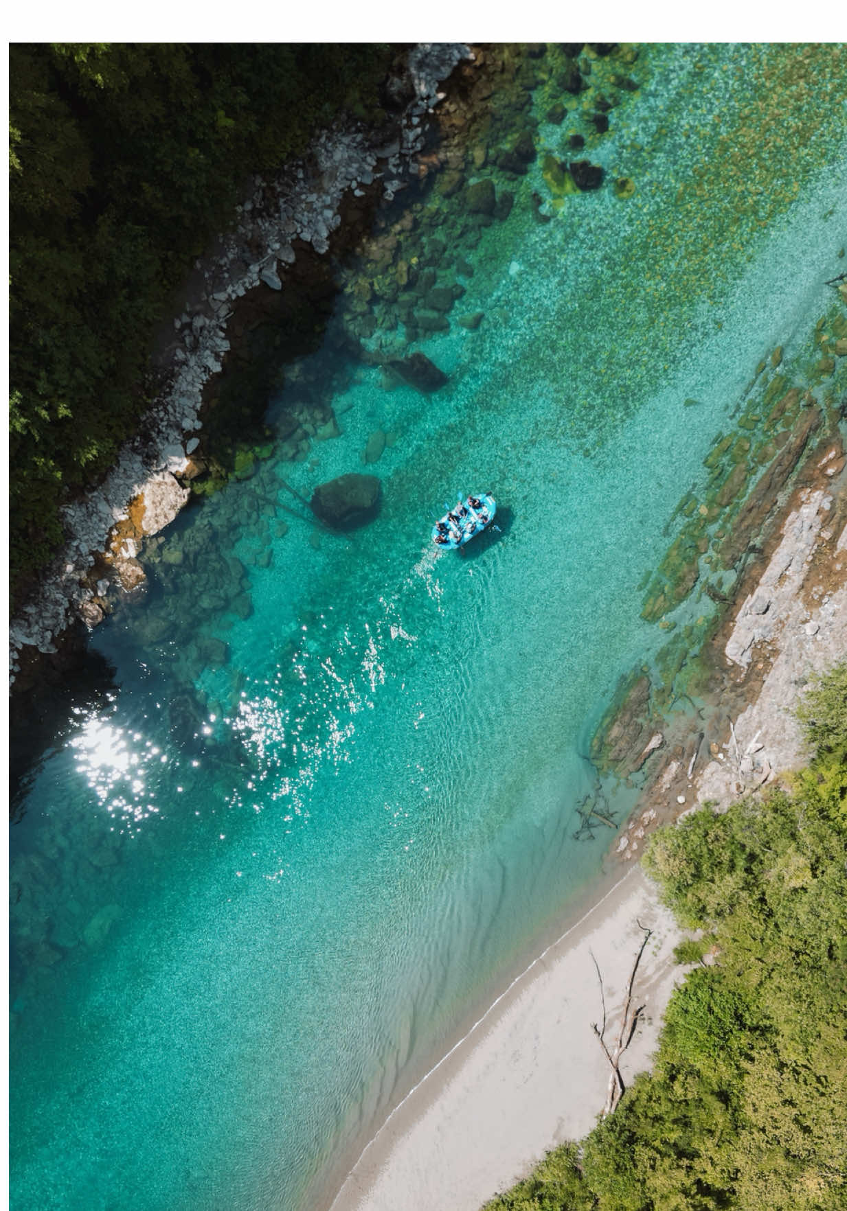 Esiste un paese a un’ora di volo dall’Italia: economico, sorprendente e con avventure outdoor incredibili. ✈️🌍 Io ci ho fatto rafting sul fiume Tara, tra acque turchesi 💦 e boschi selvaggi 🌲 La notte? In una casetta di legno, sotto un cielo pieno di stelle ✨ Rafting + Notte + Colazione, pranzo & cena al KampTara da 90€! 🛶🍽🏕 Ah già… dove sono? In Bosnia. L’avevi mai considerata? 🇧🇦 #bosnia #rafting #camping #tarariver 