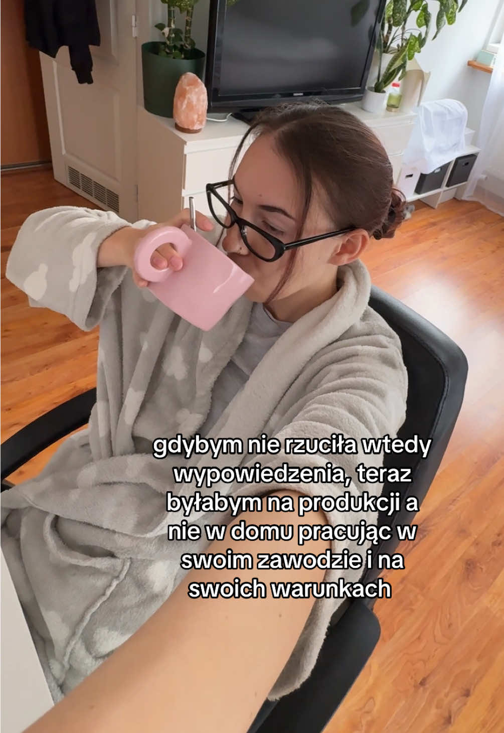💭 A co gdybym…  👉🏻 Gdy rzucałam pracę, nie miałam drugiej. Pomyślicie - co za brak odpowiedzialności! Ale ja wiedziałam, że muszę zrobić ten jeden krok, krok który zmieni wszystko. Był to wielki stres, bezsenne noce i kilka dni płaczu - co będzie dalej? Ale wiedziałam że muszę sobie poradzić, że nie po to ostatnie trzy lata jedyne wolne weekendy poświęcałam na zajęcia na uczelni, zamiast odsypiać po nocnych zmianach. Dziś wiem, że gdybym wtedy nie zaryzykowała, nie byłam tu gdzie teraz, wdzięczna za wszystko, za spokojne poranki, zdrowy układ nerwowy, uregulowany rytm dobowy i pracę, w której mogę się rozwijać i wyrażać swoją kreatywność. Trzymam za Ciebie kciuki jeśli też jesteś w tej sytuacji - Tobie też się uda 🥹❤️ #dc #dlaciebie #pracazdalna #marketing #motywacja 