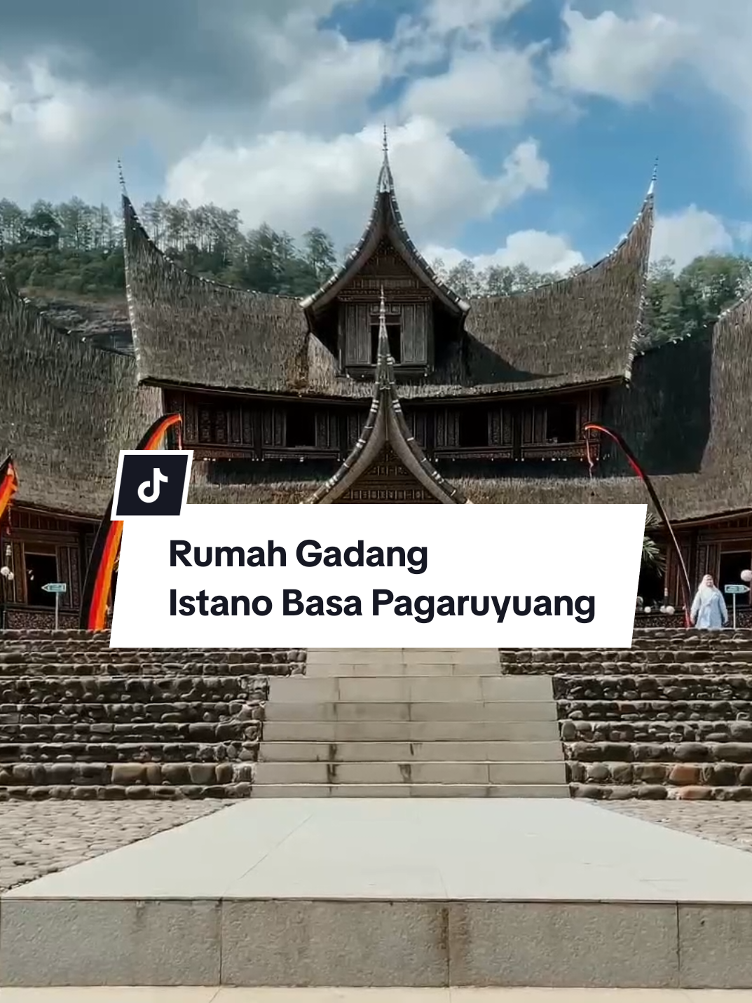 📍Di balik lekuk atap yang menjulang laksana tanduk kerbau, Istano Basa Pagaruyuang menyimpan kisah—jejak sejarah Minangkabau yang terpatri dalam setiap ukiran dan tiang yang berdiri teguh. Menelusuri arsitekturnya, serasa menyelami jiwa leluhur: megah, bijak, dan penuh makna. #videoviral #Minangkabau #dokumenter #sinematik #dokumentasi #film #footage #2025 #HeritageIndonesia #FootageBudaya 