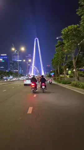 ...dạo cầu Ba Son nhìn ngắm Sài Gòn về đêm ... khoảnh khắc tuyệt vời ko thể bỏ lỡ nếu bạn có dịp vào trung tâm thành phố ☺️ #caubason  #bason #saigon #tphcm #thuthiem #q1 #quan1 