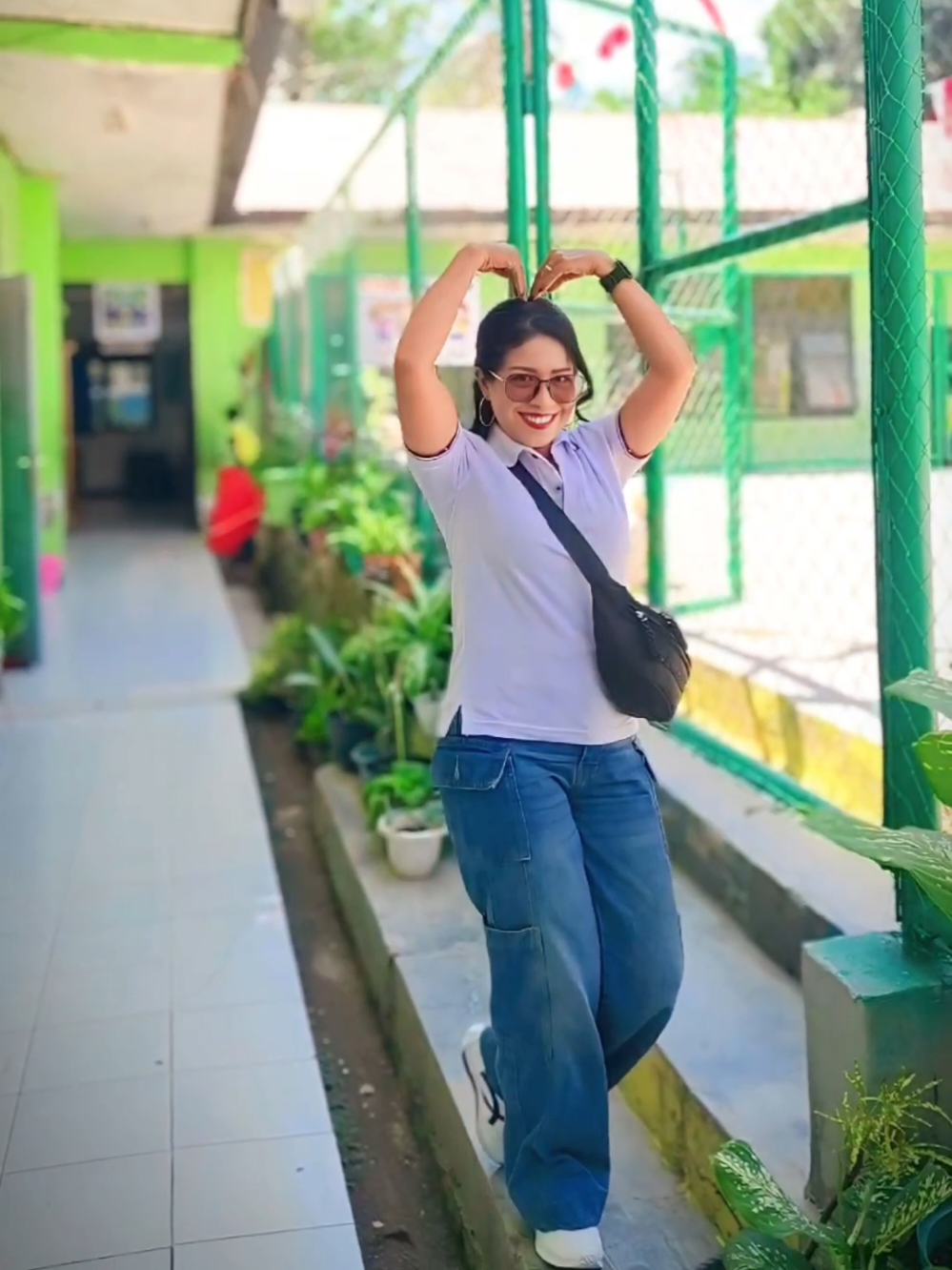 Di bawah teriknya mentari yang membakar, semangat ibu guru justru kian membara 😅🤭Panasnya cuaca tak sedikit pun menyurutkan senyum tulus yang terpancar, seolah menjadi pengingat bahwa ketulusan dan dedikasi sejati takkan pernah surut, bahkan di tengah tantangan yang paling terik sekalipun. #pattinspirasi #motivasi #motivasidiri #katabijak #refleksihidup    