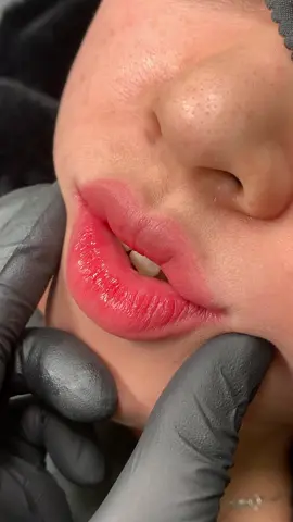 Phun môi hong có giống như thoa son đâu mấy chị, đòi bong ra đậm như son chỉ có dùng mực bột mới đậm được thôi, nhưng lâu ngày nó bết mực đó nha🥲