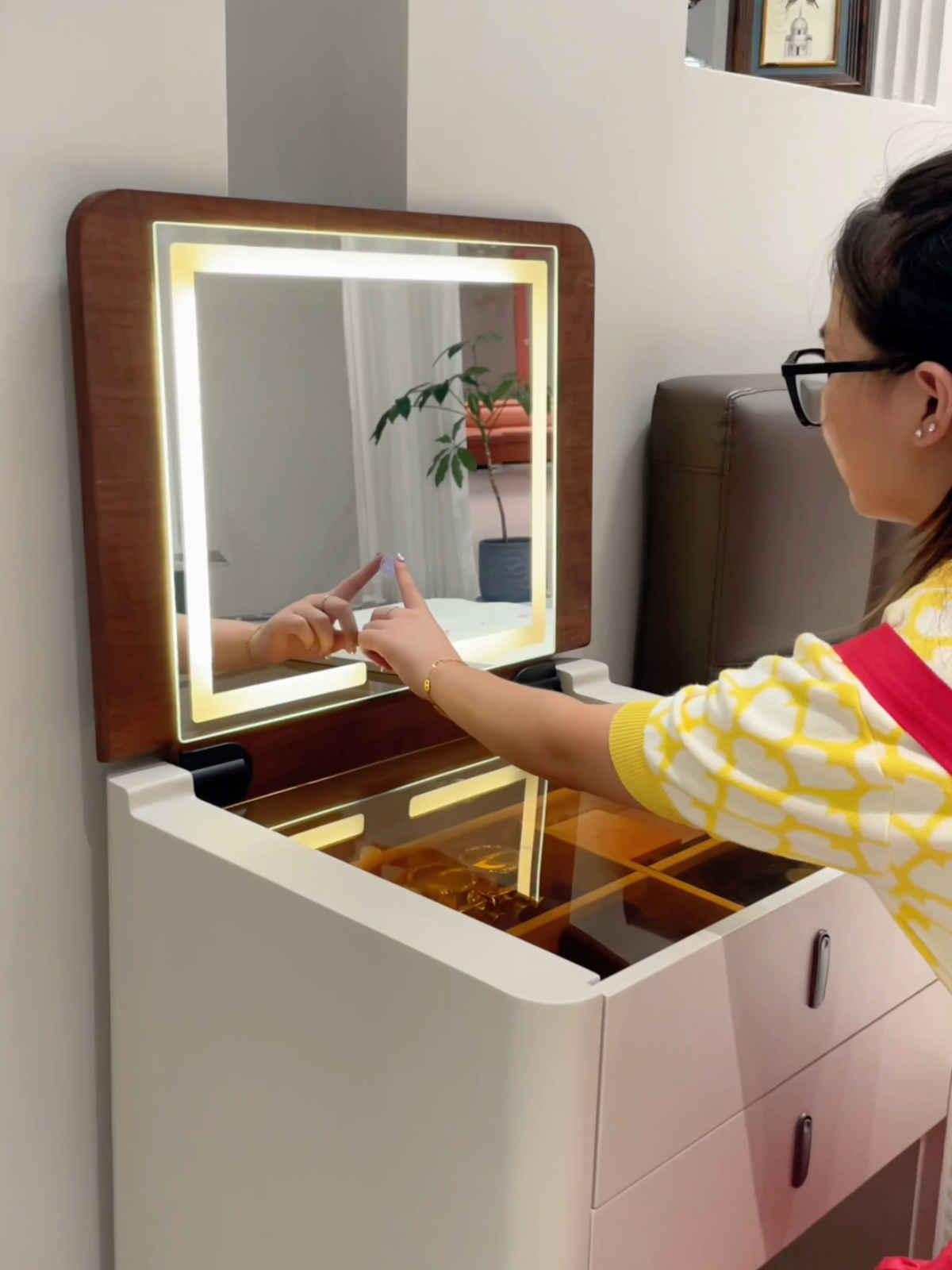 โต๊ะเครื่องแป้ง มินิมอล พร้อมกระจก และไฟส่องสว่าง #โต๊ะเครื่องแป้ง #โต๊ะเครื่องแป้งมินิมอล #โต๊ะเครื่องแป้งพร้อมกระจก #โต๊ะข้างเตียง #ของดีบอกต่อ #ของมันต้องมี #โต๊ะเครื่องสําอาง 