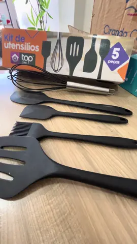 Praticidade e estilo na sua cozinha! 🍳 Apresentamos o Kit de Utensílios Top Útil com 5 peças em silicone, resistentes e fáceis de limpar. Perfeito para preparar suas receitas sem danificar as panelas.#kitutensílios 
