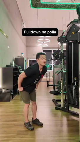 Pulldown na polia passo a passo ✅  Como fazer pulldown na polia corretamente ✅:  ✅ lombar neutra  ✅ assopre para puxar ✅ finalize com os ombros longe da orelha Não cometa esses erros ❌: ❌ ombros colapsando pra frente ❌ dobrar e esticar os cotovelos