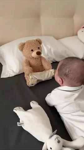 Ursinho de pelúcia interativo que brinca de esconde-achou e canta músicas, ideal para entreter e encantar bebês. #promocao #shopee #bebe