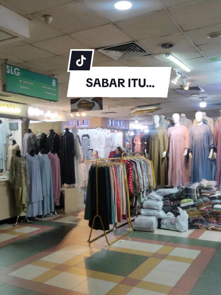 Dari luar Tanah Abang kelihatan rame, macet, penuh orang lalu lalang 🚶‍♂️🚶‍♀️… Tapi pas masuk ke dalam, banyak lorong lengang, toko-toko nunggu pembeli datang 😔 Beda suasana, beda cerita… 📱JASTIP 0812-1330-6780 #tanahabang #tanahabanggrosir #grosirtanahabang #pgmta #pgmtagrosir #metrotanahabang #pusatgrosirtanahabang 