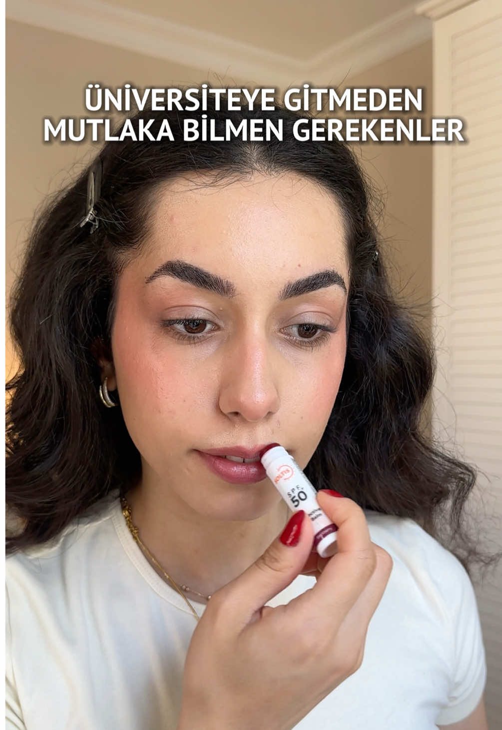 Üniversiteye başlamadan önce bilseydim her şey çok daha kolay olurdu dediğim şeyleri sizinle paylaşmak istedim 🌸    Kullandığım ürünlerin linki hikayemde var. Ben bu Soltis’in fluid güneş kremine bayıldım akışkan yapılı ve anında emiliyor. Kullandığım diğer ürünler de yine güneş korumalı BB krem orta ton, stick allık 01 ve renkli dudak balm böğürtlen. #işbirliği @soltis  #soltis #hukuk #yks2025 #üniversite #hukukfakültesi
